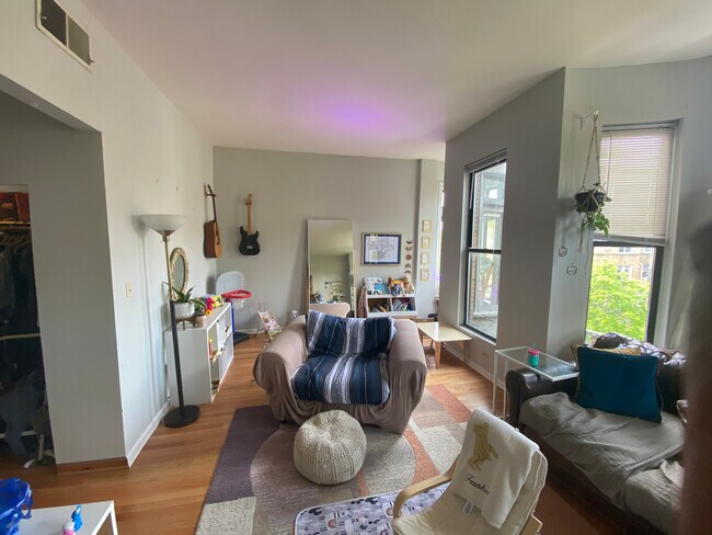 Living room - 739 W Melrose St