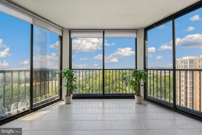 Foto del edificio - 5901 Mt Eagle Dr