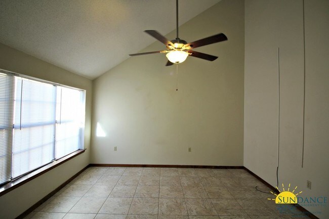 Building Photo - 1007 Pineview Blvd