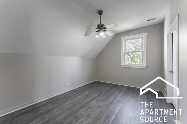 Building Photo - 2853 W Dickens Ave