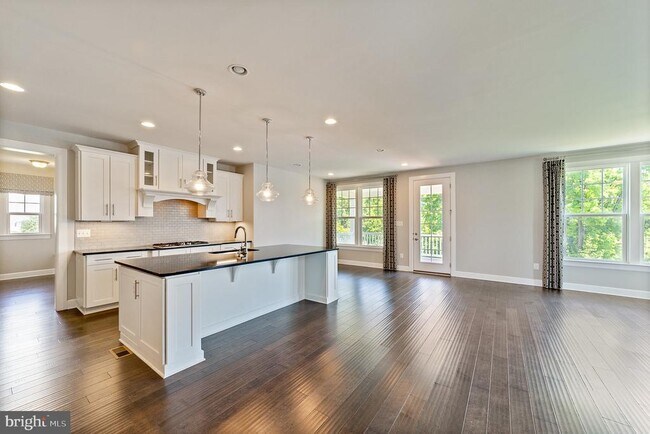 Foto del edificio - 627 Stonecliffe Rd