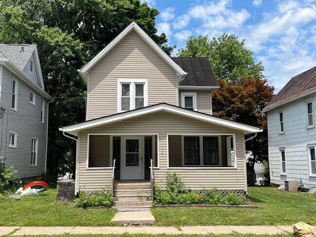 Foto del edificio - LARGE Four Bedroom Home ** FIRST MONTH PRO...