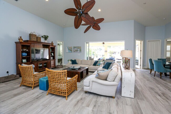 Foto del edificio - ***STUNNING POOL HOME***4BEDS / 4BATHS***GOLDEN SHORES***FURNISHED SEASONAL RENTAL***