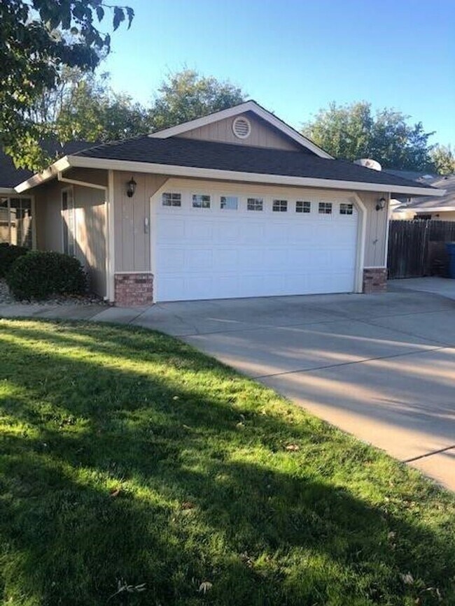 Foto del edificio - BEAUTIFUL 3 BEDROOM 2 BATH HOUSE LOCATED I...