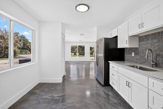 Foto del edificio - 5327 St Lucie Blvd