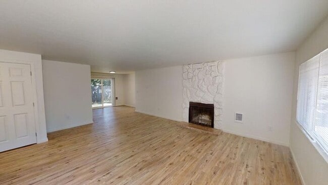 Building Photo - Amazing 2 Bedroom Single-level Duplex w/ A...