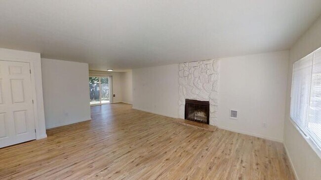 Foto del edificio - Amazing 2 Bedroom Single-level Duplex w/ A...