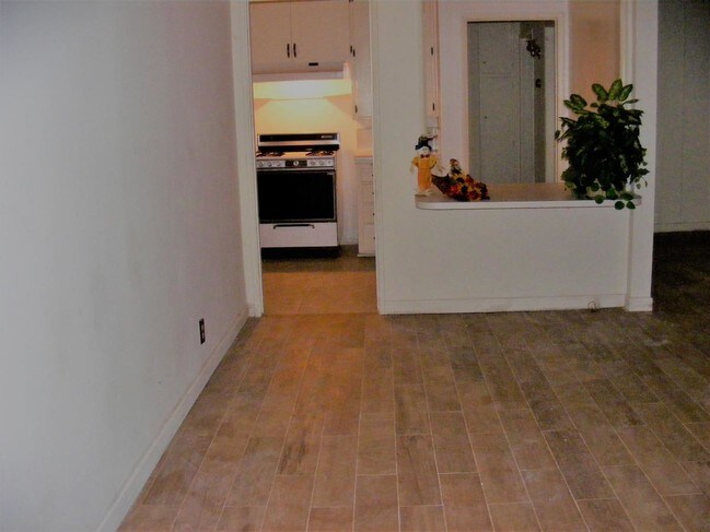 Comedor - 15252 Devonshire St