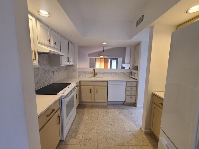 Foto del edificio - Beautiful Townhouse 2-bed, 2-bath, washer/dryer, fenced yard