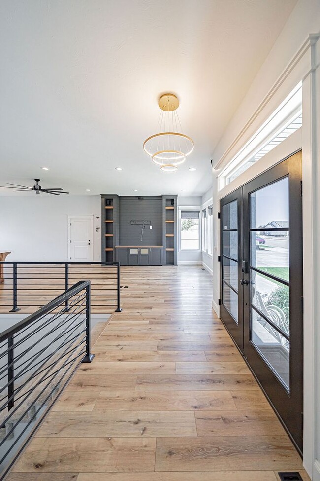 Building Photo - Stunning 5-Bed, 3-Bath Home in a Desirable...