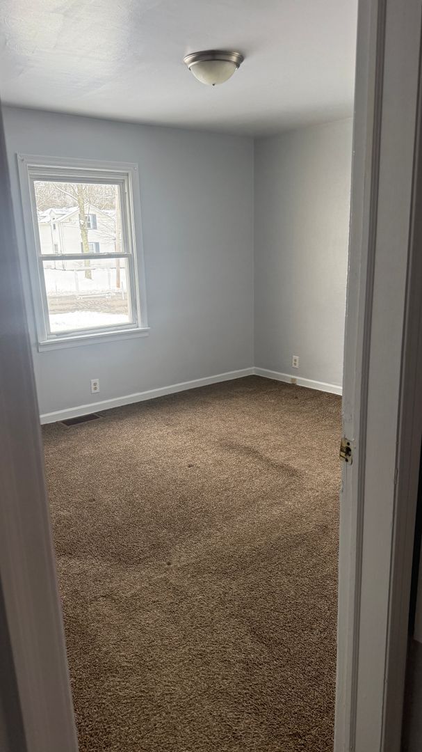 Building Photo - Large 3 bedroom Single Family Home