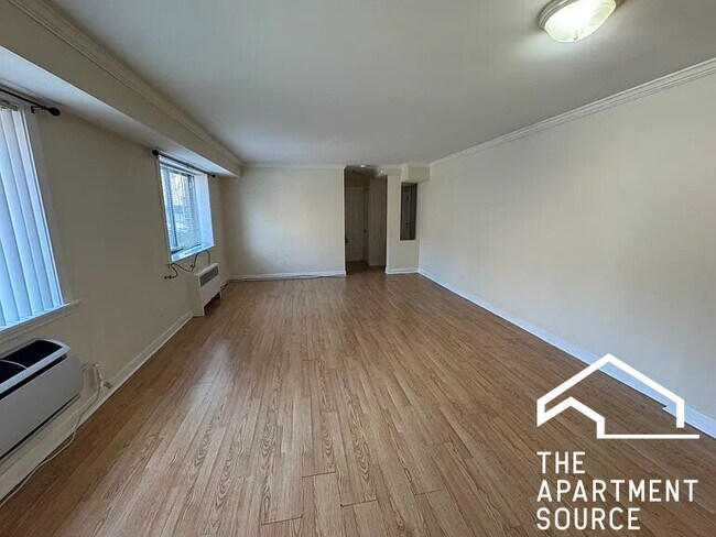 Building Photo - 2704 W Lunt Ave