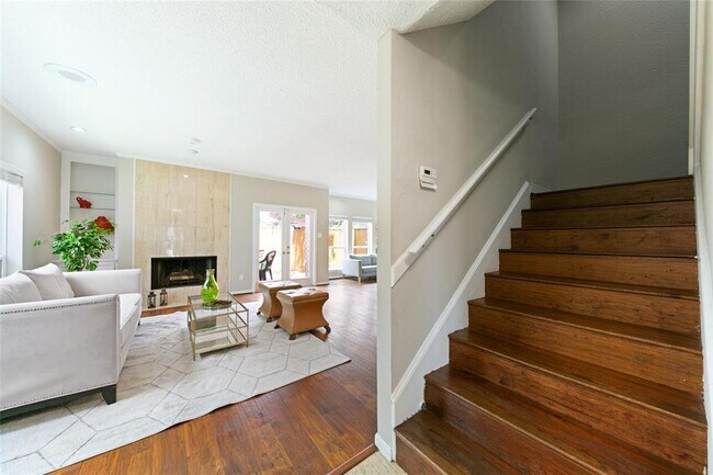 Building Photo - 2413 Potomac Dr