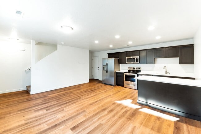 Building Photo - Remodeled Vineyard Townhome w/ 2 Car Garage