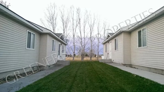 Lawn - 524 2nd Avenue West