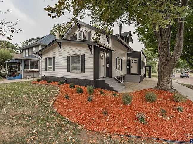 Building Photo - 700 S Grange Ave