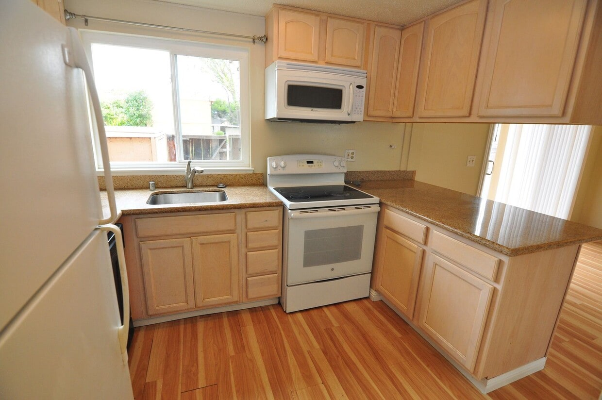 Primary Photo - 532 Tyrella Ave