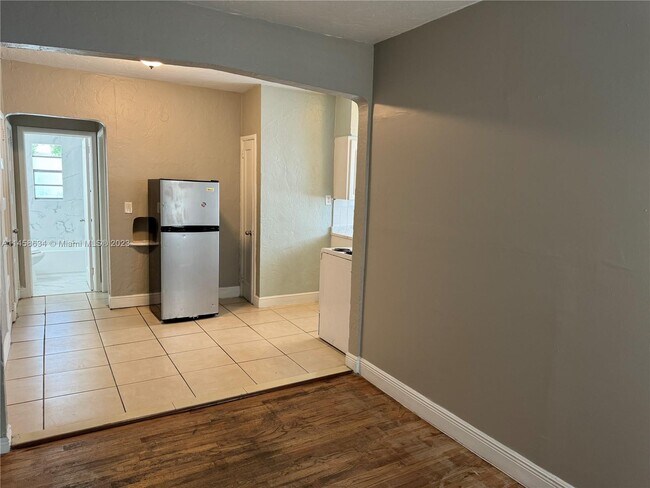 Foto del edificio - 7635 Dickens Ave