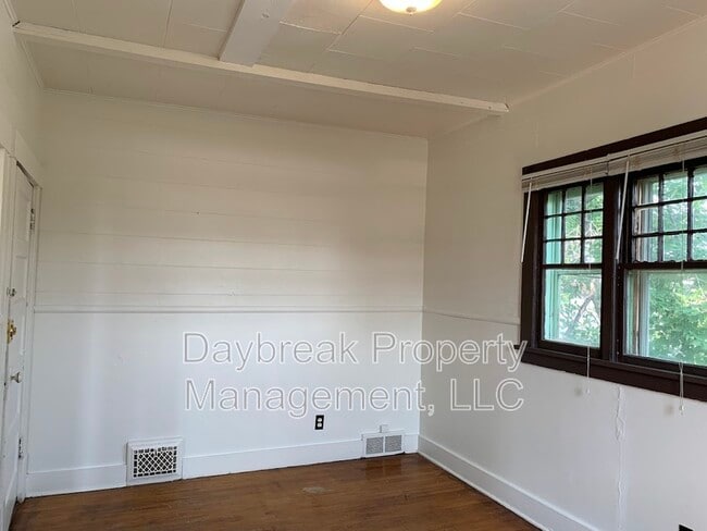 Building Photo - 6 11th St S