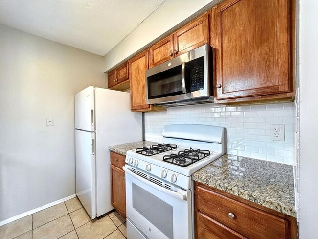 Foto del edificio - Charming 2-Bed, 2-Bath Duplex in a Great L...
