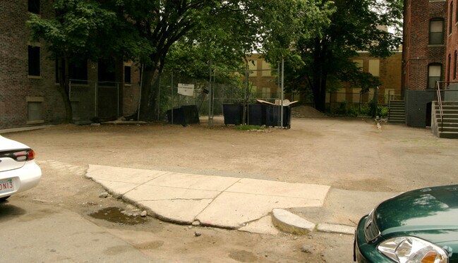 Foto del edificio - 102-108 Elm Hill Ave