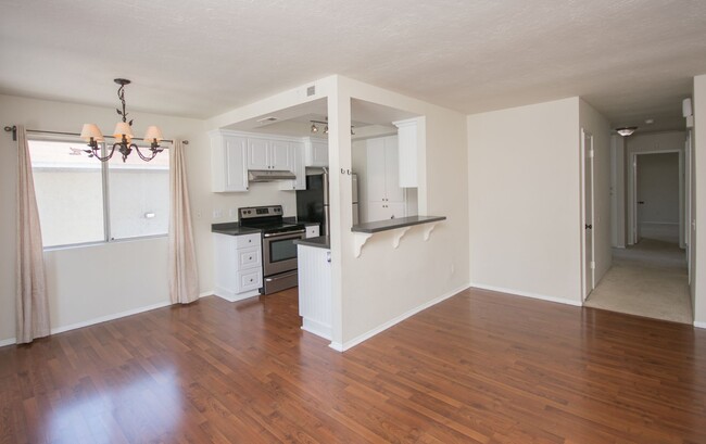 Building Photo - Spacious Upstairs 3BR Condo With 2 Car Gar...