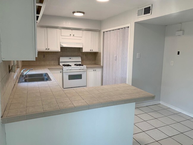 Building Photo - 349 Villa Canto St