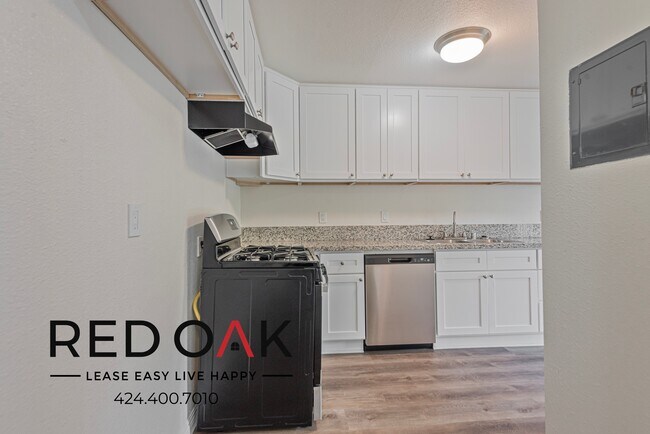 Foto del edificio - Fantastic Top Floor One Bedroom, Saturated...