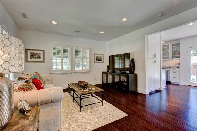 Building Photo - CHIC CORNER LOT BUNGALOW ON HISTORIC HARRI...