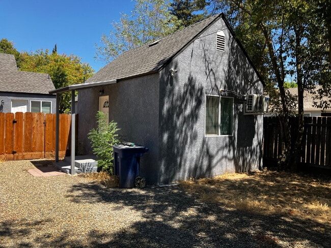 Building Photo - Newly renovated Studio