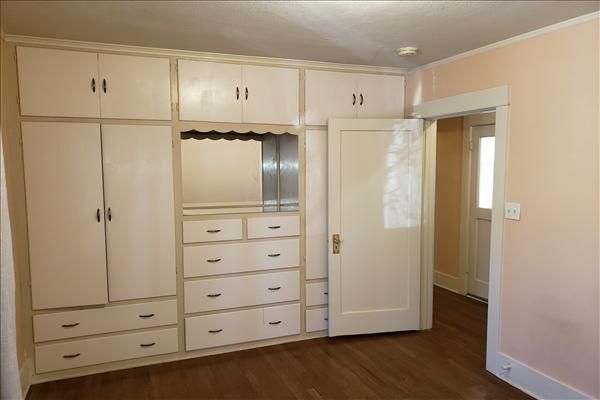 Building Photo - Desired Wood Street Home