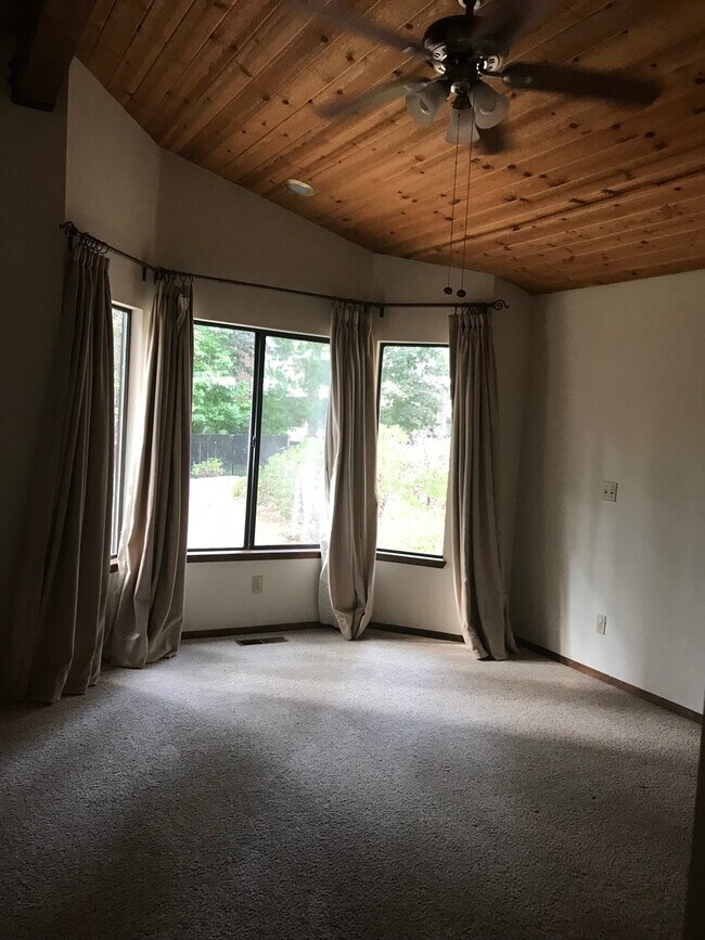 Foto del edificio - 255 Pelton Ln