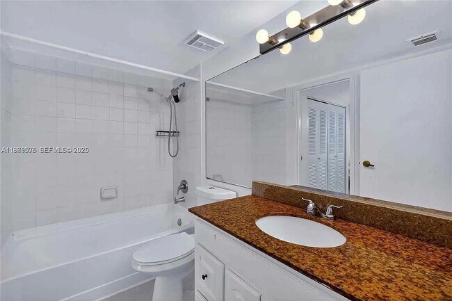 Foto del edificio - 7601 E Treasure Dr