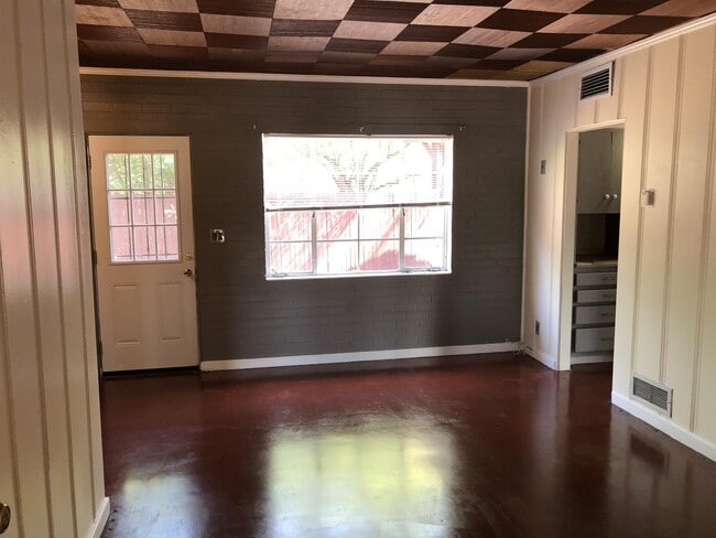 Building Photo - 1343 E 9th St