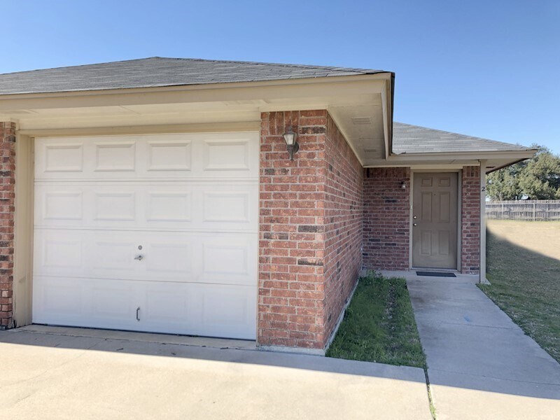 Foto principal - 1011 Hawk Trl, Unit 2- 2BD, 2BA, Pets Welc...
