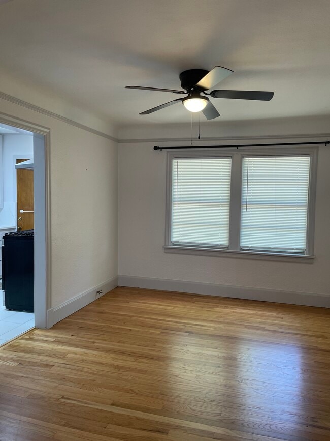 Building Photo - 122 Rowland Pl