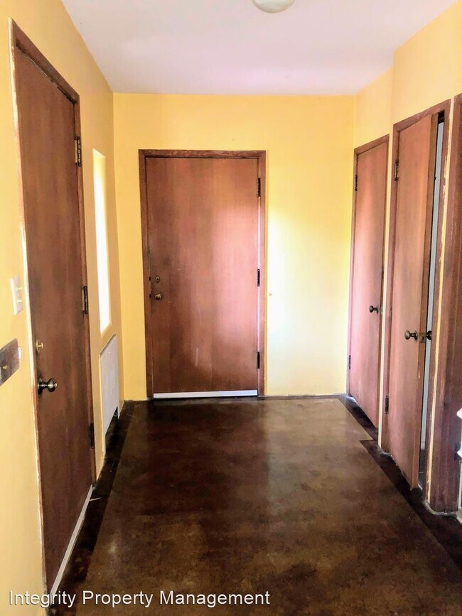 Building Photo - 2 br, 1.5 bath House - 647 Salem Avenue