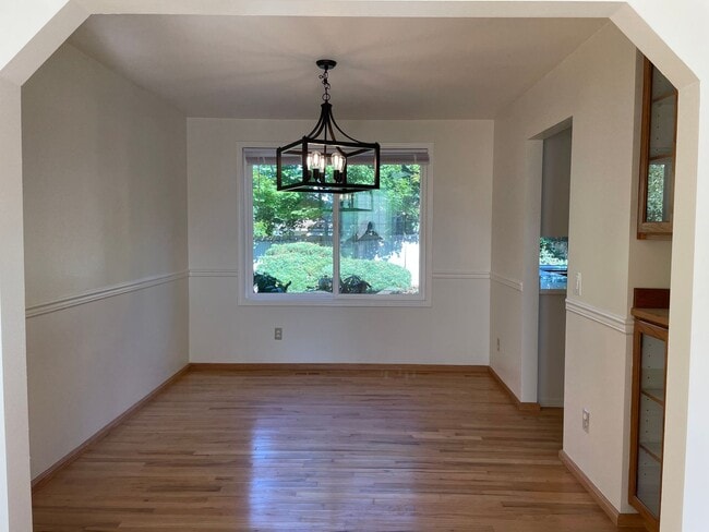 Building Photo - Beautiful Sammamish home on Quiet Street.