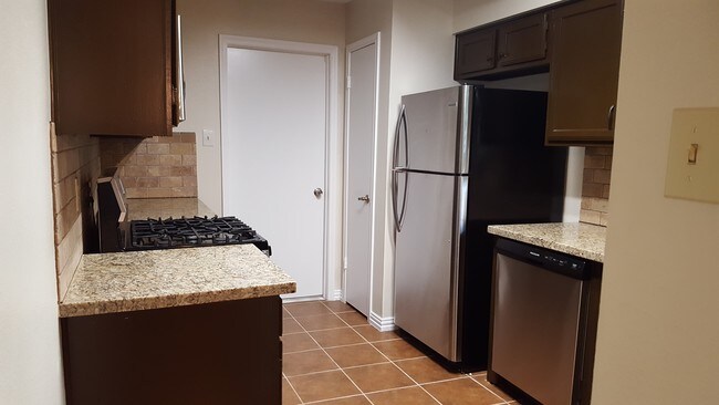 Foto del edificio - 2102 Rolling Glen Dr