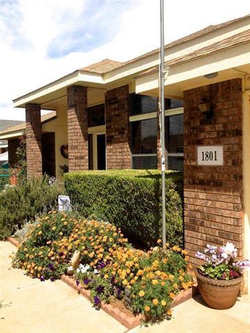 Building Photo - Great Neighborhood,  Open Floor Plan.  Dog...