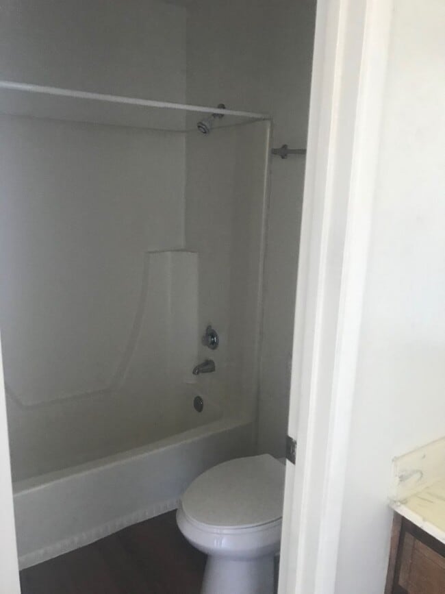 Building Photo - Close to shopping and schools in Hanford