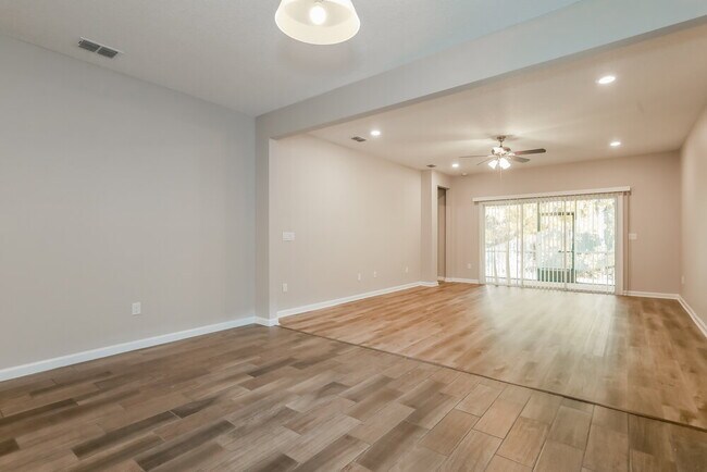 Foto del edificio - 16162 Blossom Lake Dr