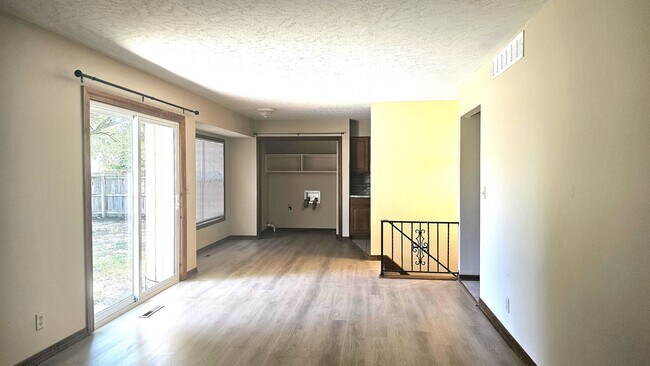 Foto del edificio - Massive 4 bed 2 bath home for rent