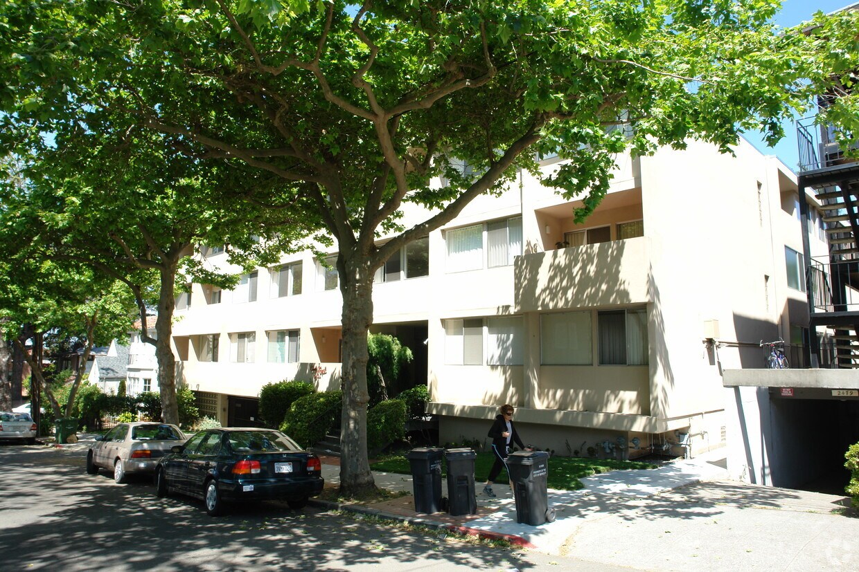 Building Photo - Court Royal