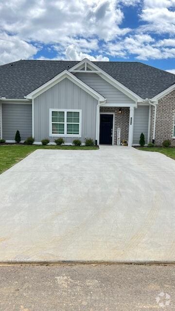 Building Photo - 323 NE Bellingham Dr