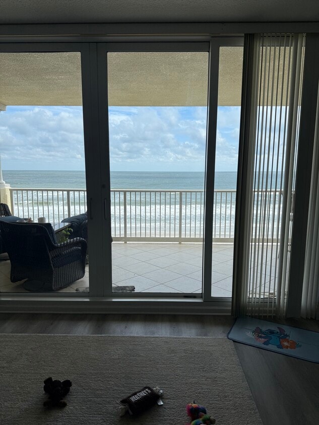 Ocean Front Condo - 1031 1st St S