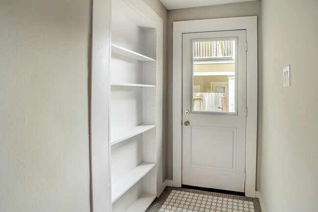 Building Photo - 1021 Louise St