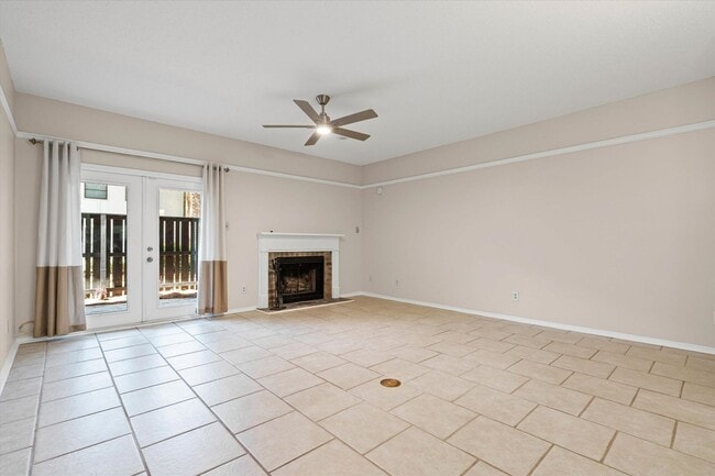 Building Photo - Convenient Grelot Rd Condo