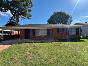 Building Photo - 1210 Caroline Dr