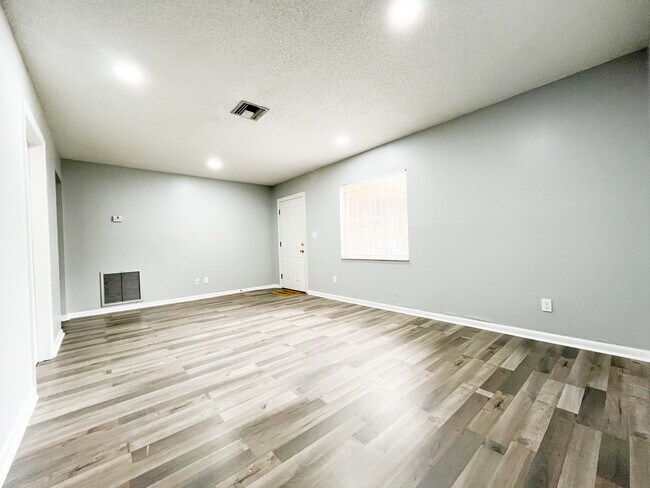 Building Photo - 8015 N Paddock Ave